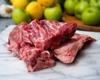 Свинина на кости охлаждённая 1 кг - купить в Красной Поляне